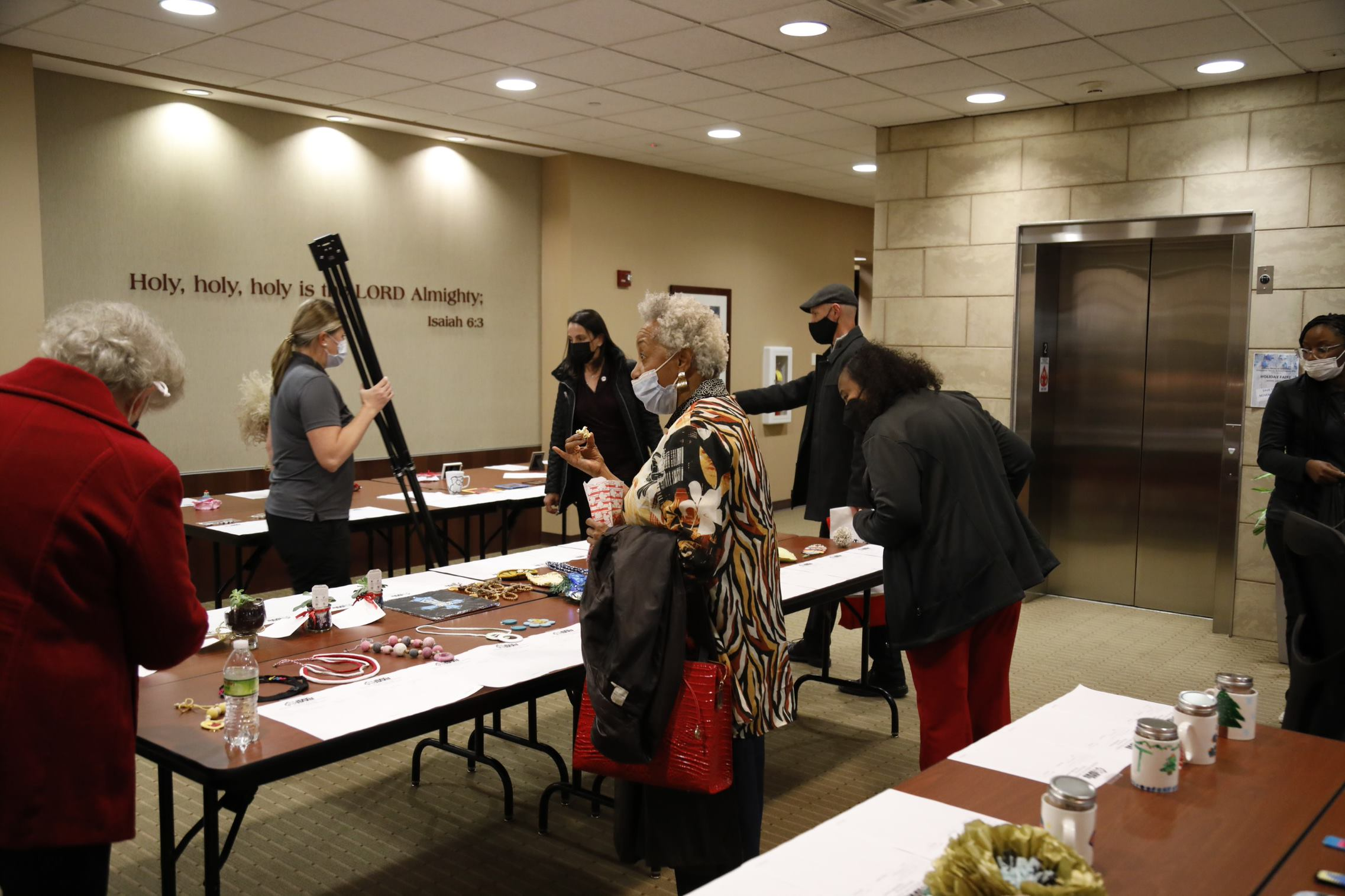 People look at notes and gifts on a table.
