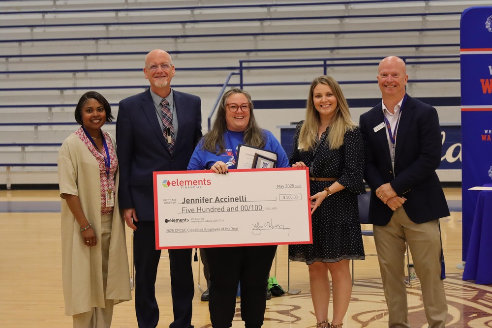 Jennifer Accinelli holding large check for $500