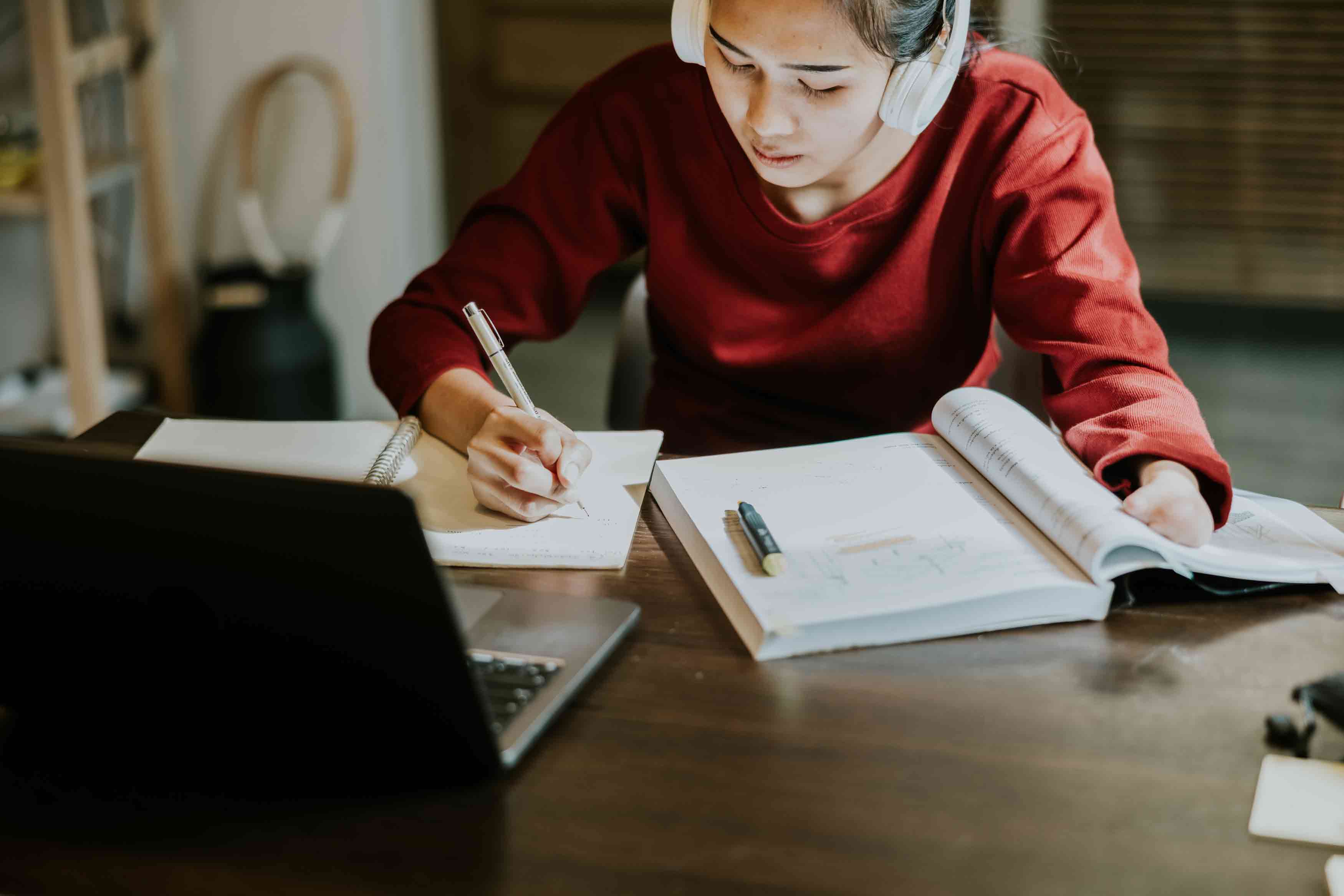 Which 90-Credit Degree Fits You Best? Comparing AI Analytics and Education Pathways