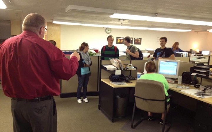 Chronicle-Tribune editor David Penticuff introduces IWU students to the newsroom.